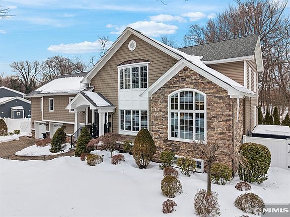 2nd image of 461 Arthur Ter