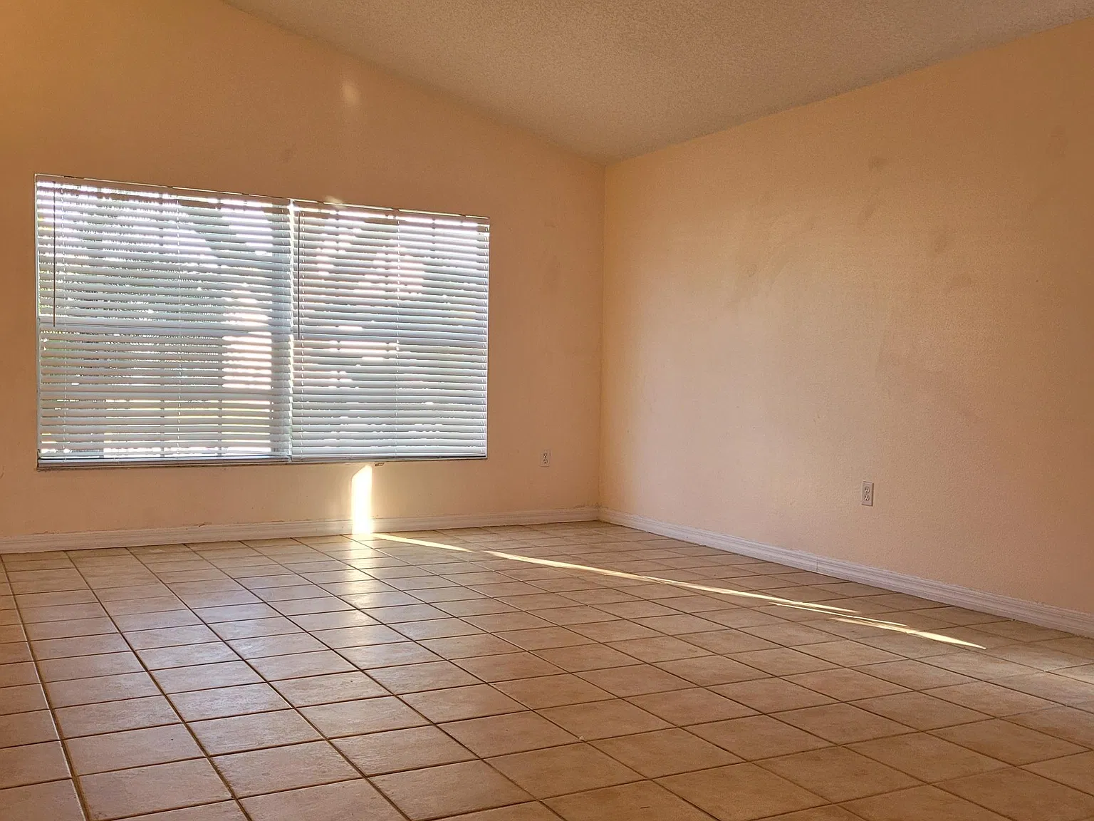 4 bed, 1897 sqft, $2,195 — Photo 3