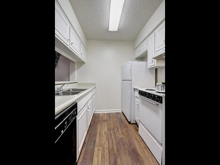 4553 Guadalupe St #2B — Photo 14