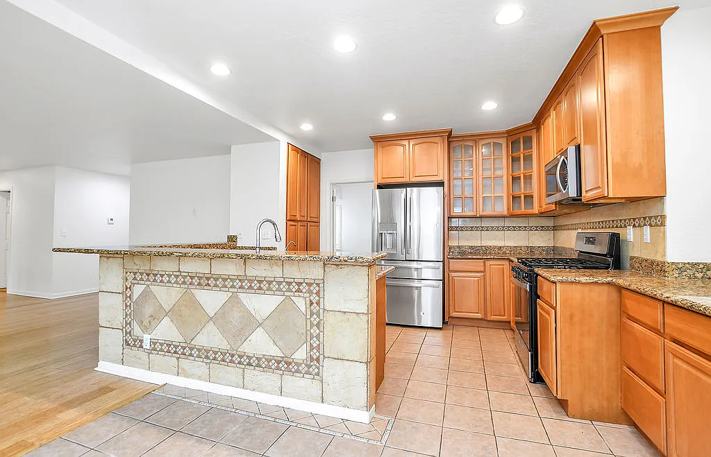4 bed, 2762 sqft, $4,000 — Photo 4