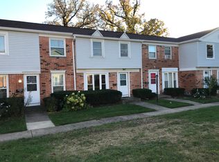 1066 Bristol Ct, Streamwood, IL 60107
