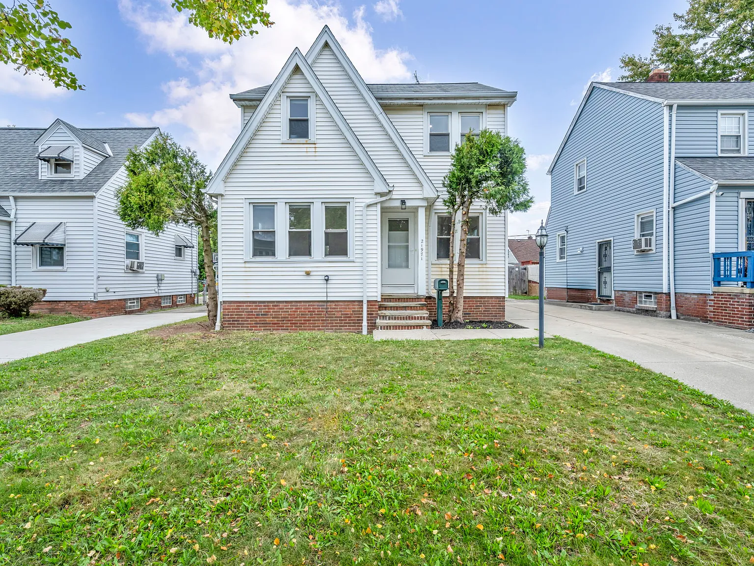 3 bed, 1356 sqft, $1,971 — Photo 1