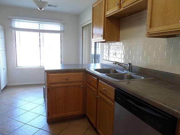 5th image of 825 E Carriage Ln Unit 8