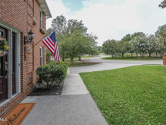 4th image of 843 Somerset Dr