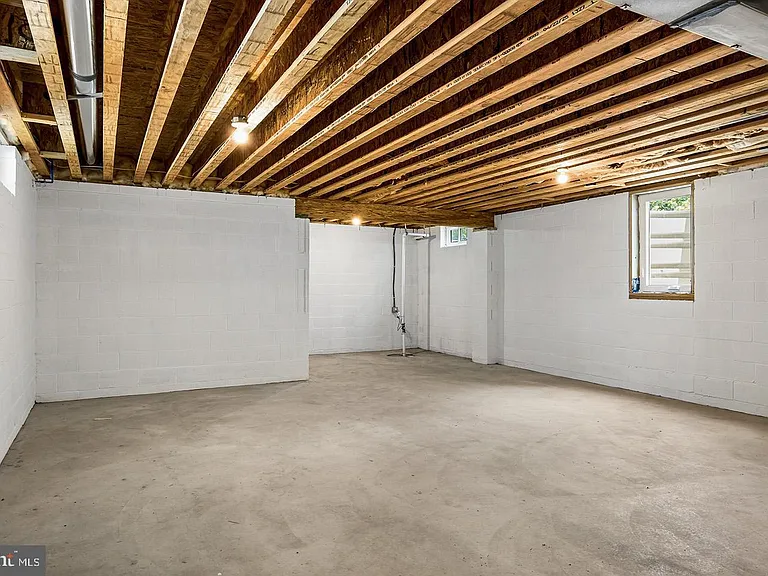 1833 W High St — Photo 32