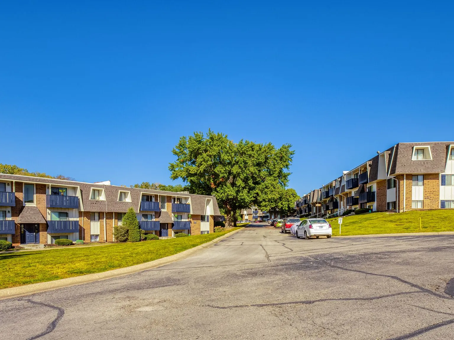 Royal Ridge Apartments — Photo 1