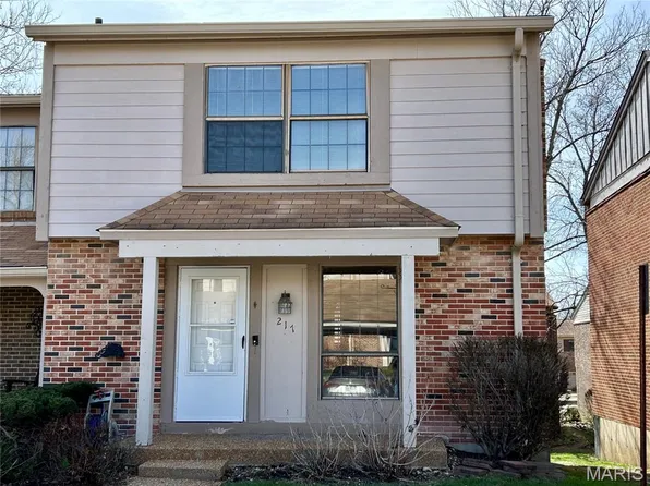 217 Carmel Woods Dr, Ballwin, MO 63021