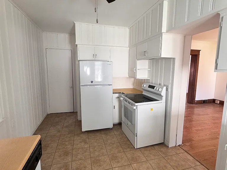704 Raspberry St — Photo 5
