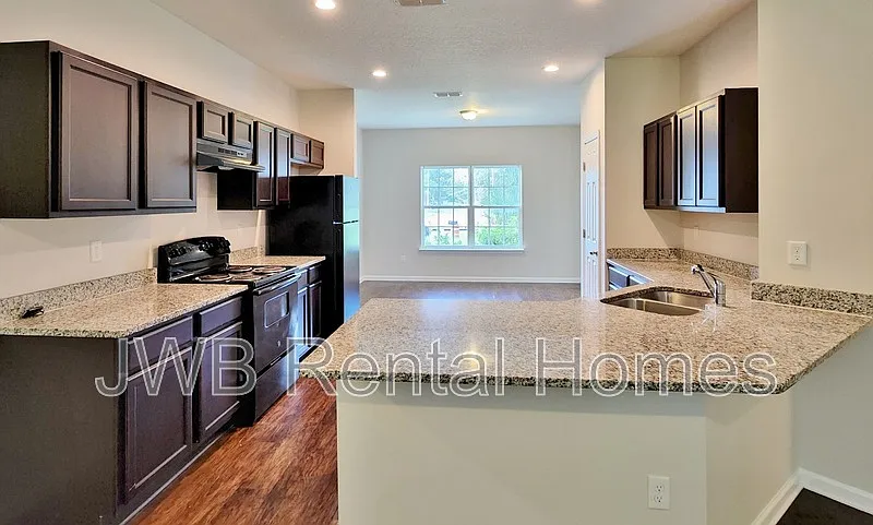 Building Photo - 525 Renne Dr N