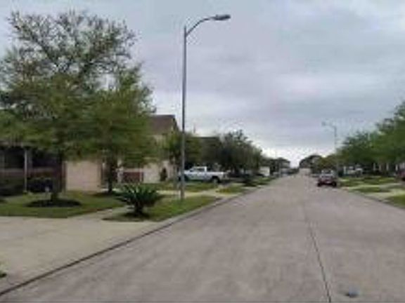 Exterior Neighborhood (street photo)