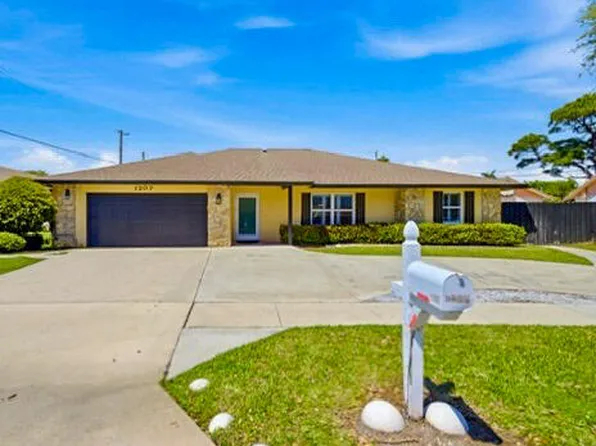 1207 Sea Pines Lane, Lantana, FL 33462