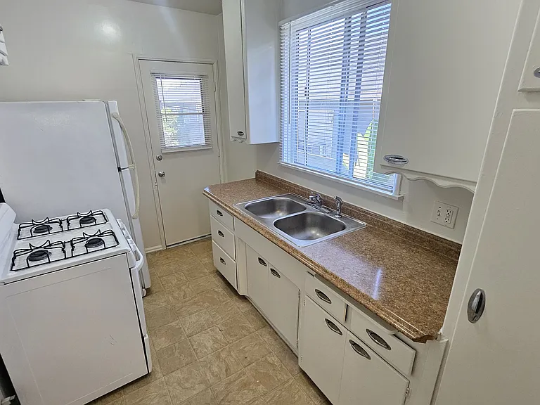 1625 N Hobart Blvd #4 — Photo 5