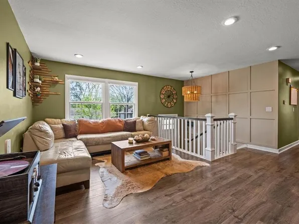 109 SE Moore Ct, Blue Springs, MO 64014