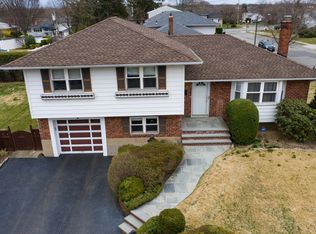 4 Harcourt Rd, Plainview, NY 11803