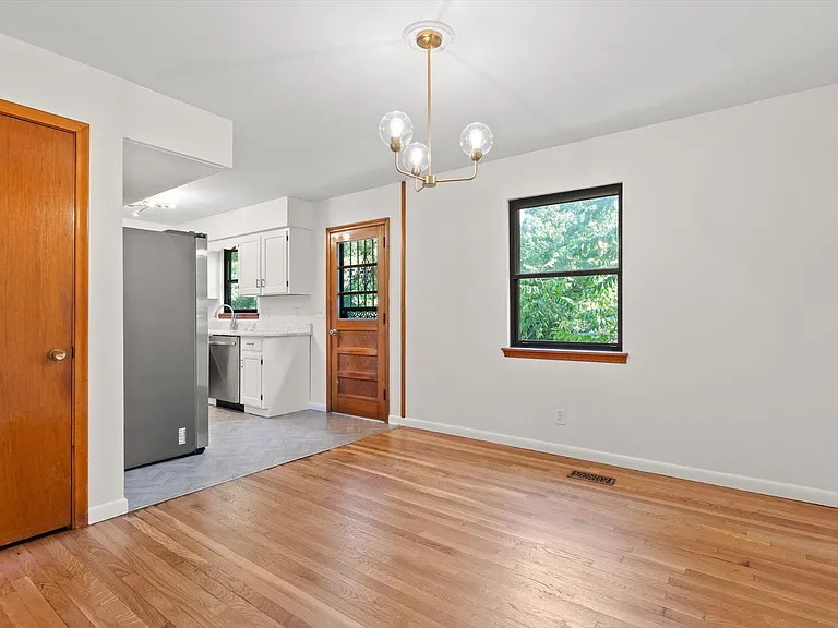 517 Randall St — Photo 10