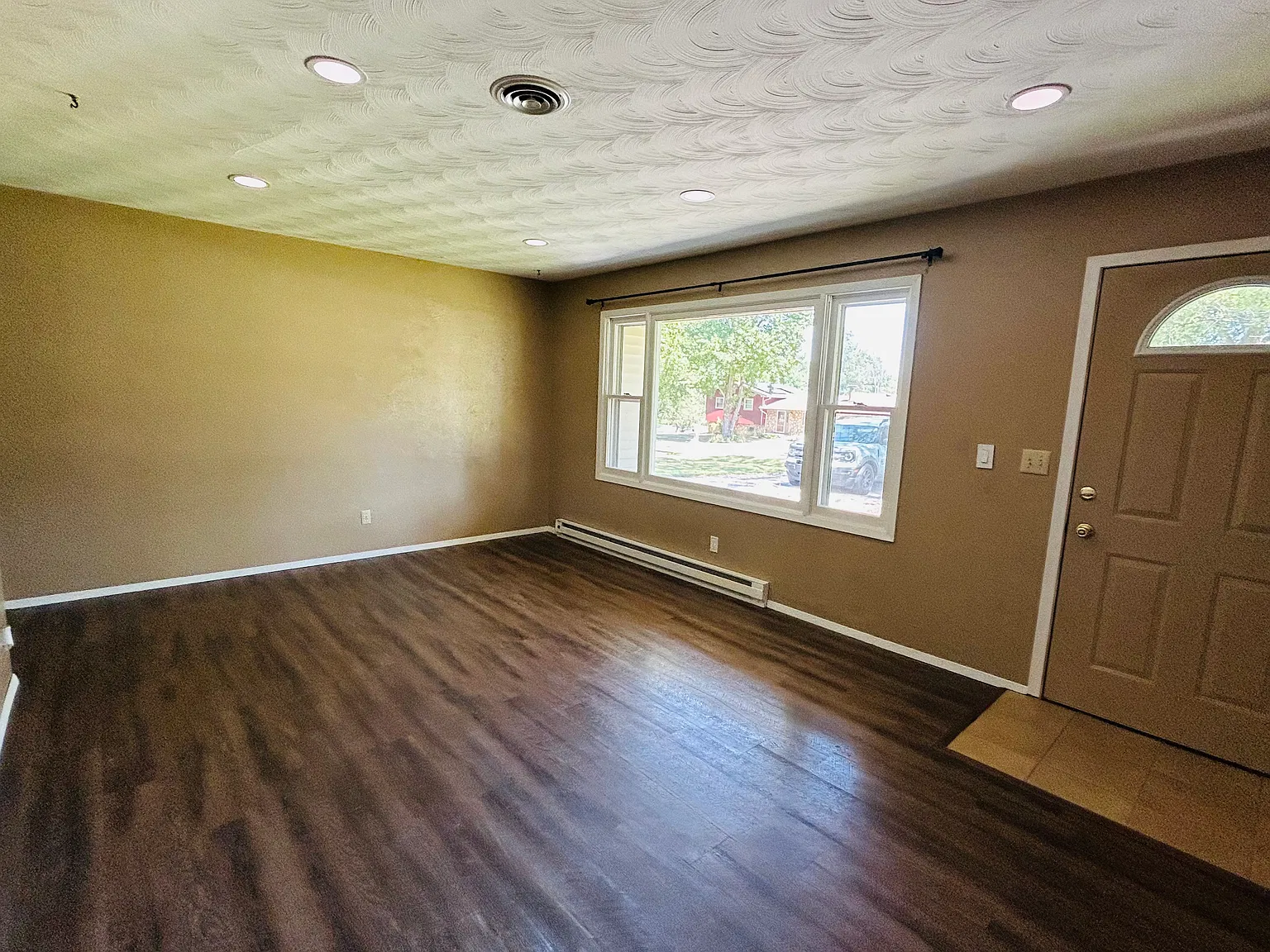 3 bed, $1,100 — Photo 3