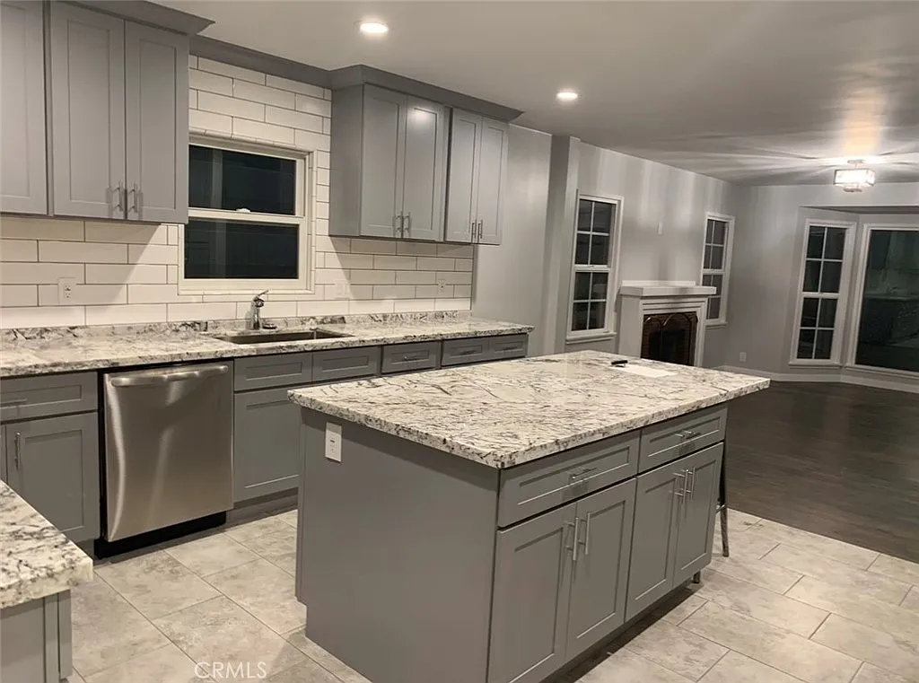 4 bed, 2100 sqft, $4,950 — Photo 4