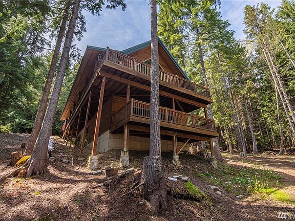Large Kachess Village cabin with 2 car garage, double decks, 1,000 gallon buried propane tank, and more!