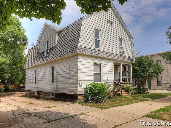 3rd image of 815 Crosby St NW