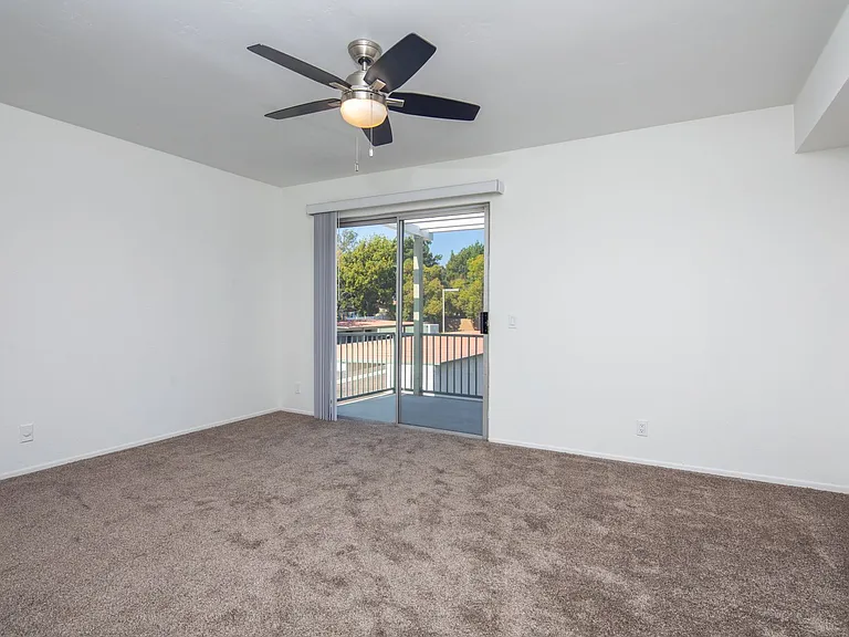 Gorgeous huge units in premier location! ASK ABOUT OUR MOVE-IN SPECIALS!! — Photo 44