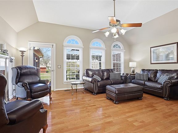 4th image of 209 Devon Way