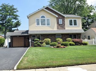 25 W Cabot Ln, Westbury, NY 11590