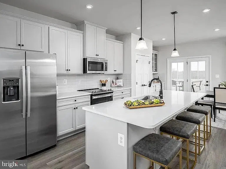4 bed, 3.5 bath, 2440 sqft, $3,250 — Photo 2