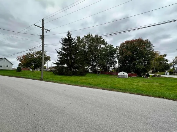 290 E Sycamore St, Macy, IN 46951