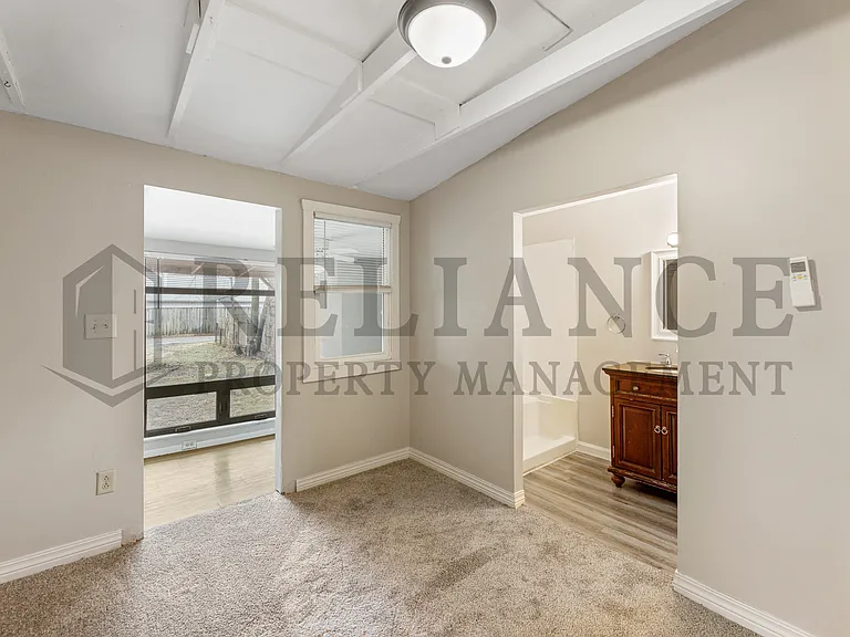 2719 W Douglas Ave — Photo 15