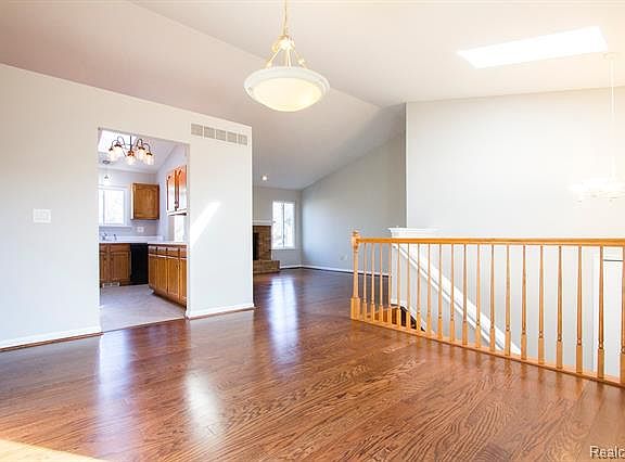 4th image of 1755 Daisey Ln