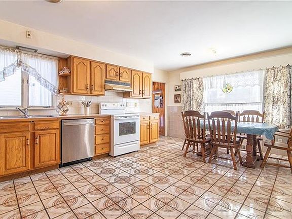 3rd image of 110 Dover Ave