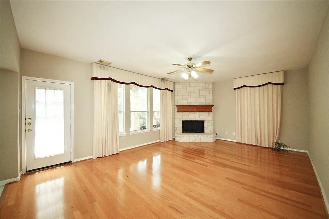 4 bed, 2.5 bath, 3412 sqft, $3,395 — Photo 3