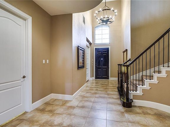 4th image of 879 Terrace Dr