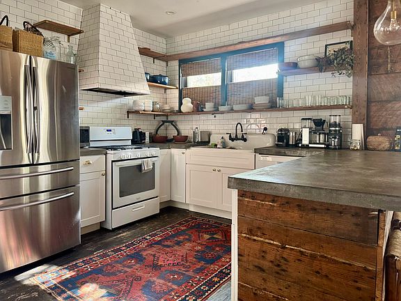 Spacious and bright, you'll love
getting creative for mealtime
prep with plenty of space to
spread out. Picture enjoying
having family and friends over
with a peninsula to gather
around, and recessed lighting to
add more warmth to the kitchen.