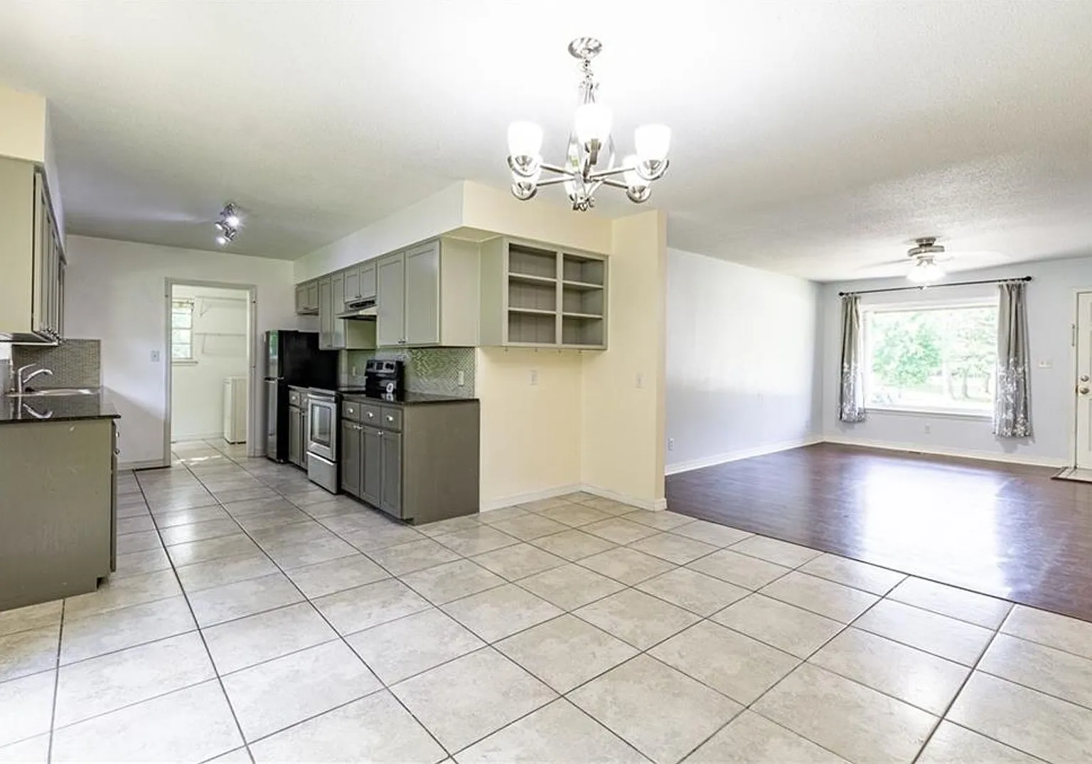 Coming Soon! Amazing 3/2 House For Rent — Photo 2