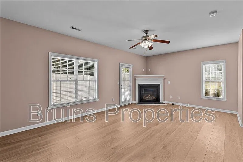 3 bed, 2.5 bath, 1792 sqft, $1,950 — Photo 3