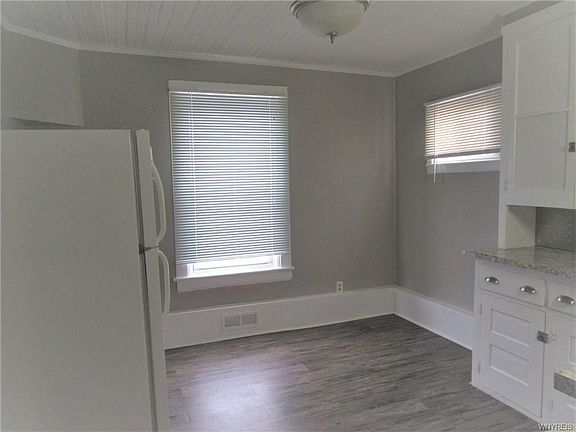 3rd image of 5590 Main St