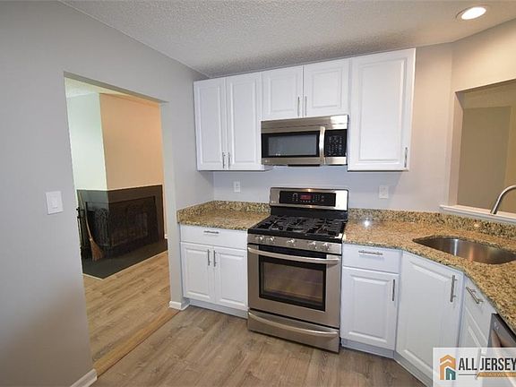 2nd image of 49 Farnham Sq