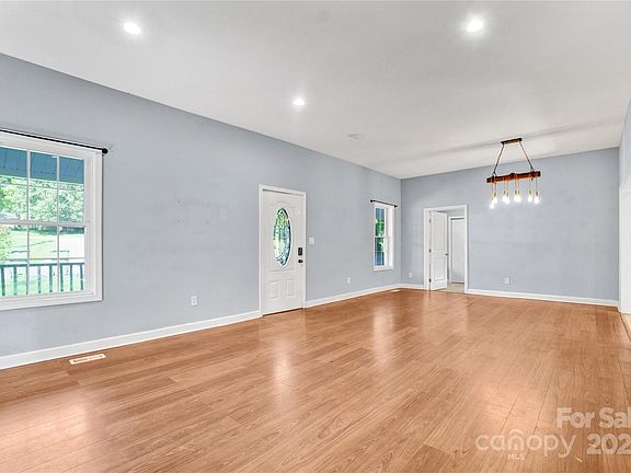 5th image of 626 Woodlawn Ave