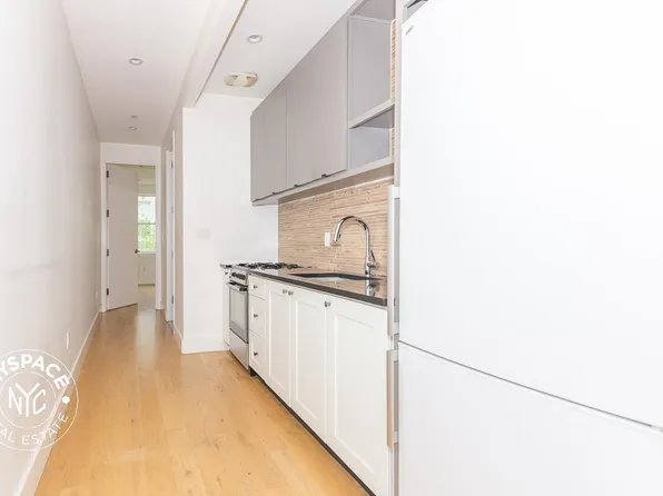 87 Montrose Avenue image 5 of 9