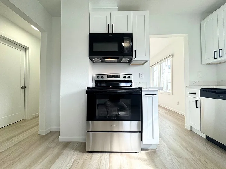 8420 1/2 S Tacoma Way — Photo 6