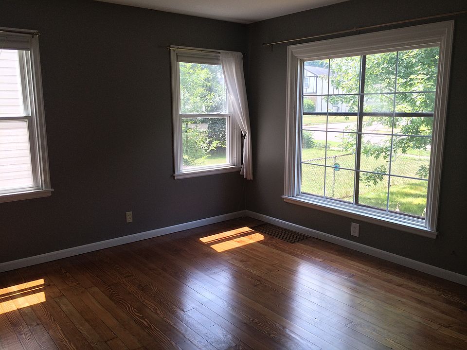 Natural lighting in main floor living room
