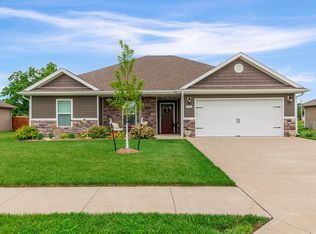 906 Kelli Ct, Centralia, MO 65240