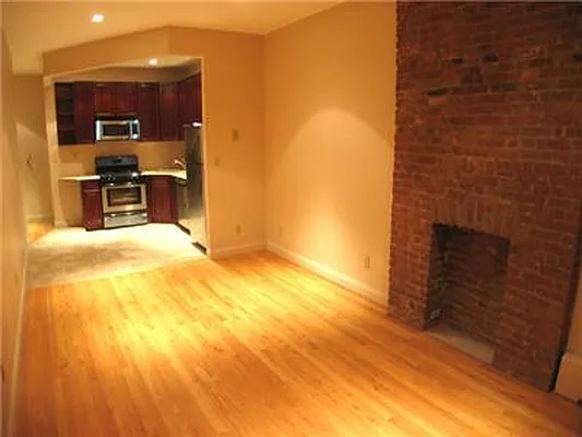 Sold by R New York | media 9