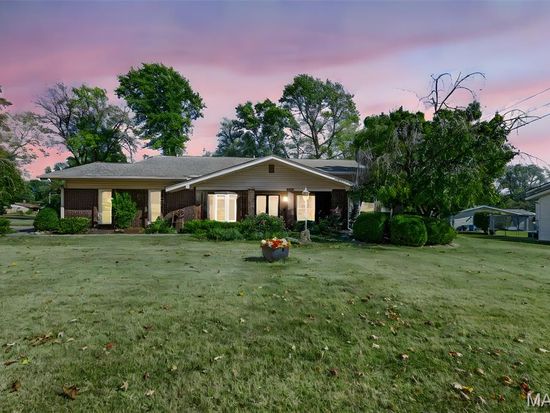 805 Coach Light Ln, Hazelwood, MO 63042