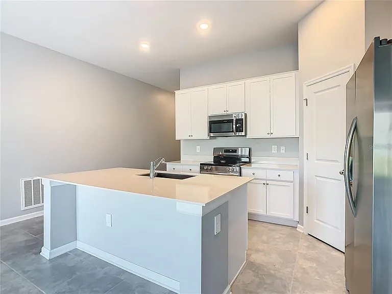 1033 Holden Way — Photo 5