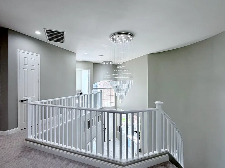 Spacious upstairs landing connecting the bedrooms.