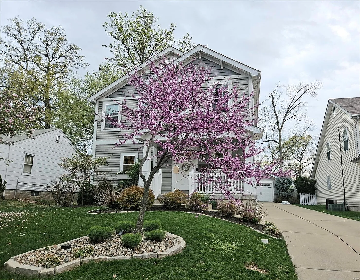 115 Oak Tree Dr photo 1