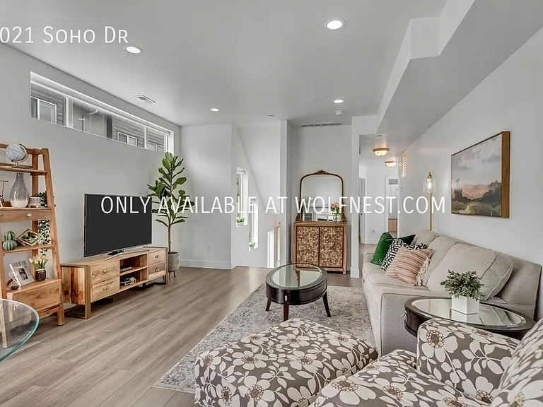 1021 Soho Dr — Photo 16