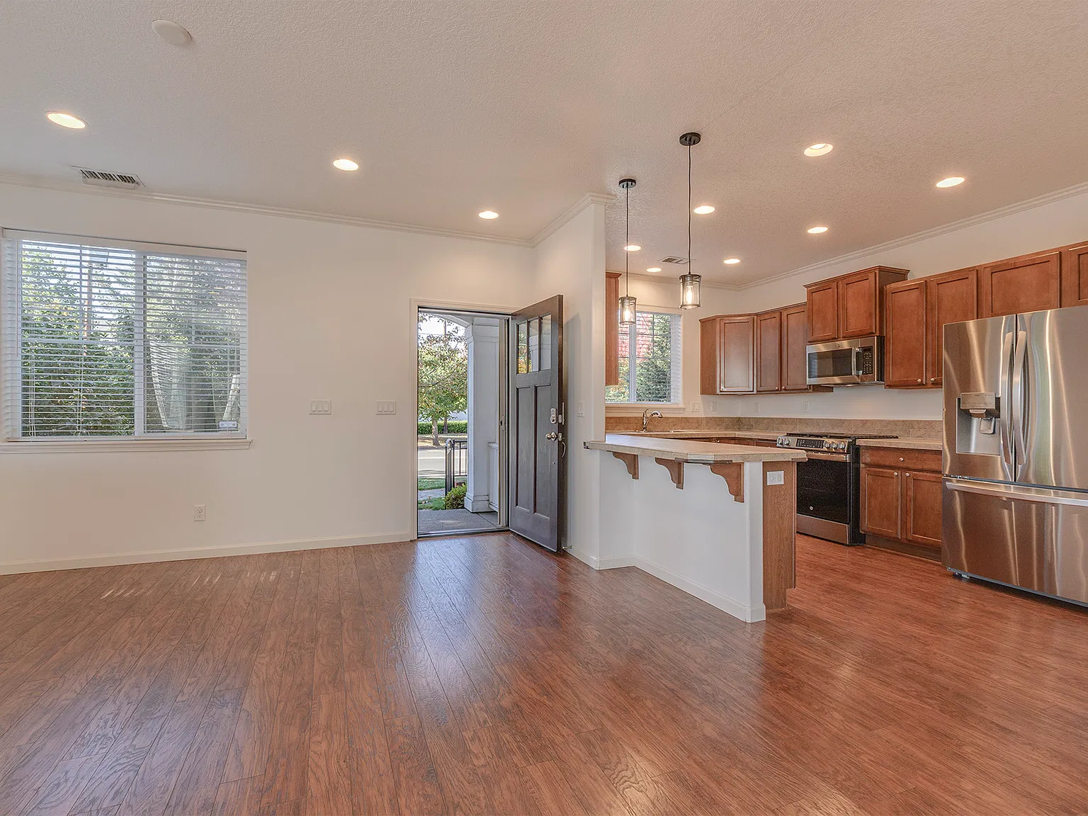 3 bed, 2.5 bath, 1852 sqft, $2,650 — Photo 3